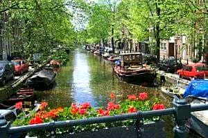 Jordaan Suite bed and bubbles