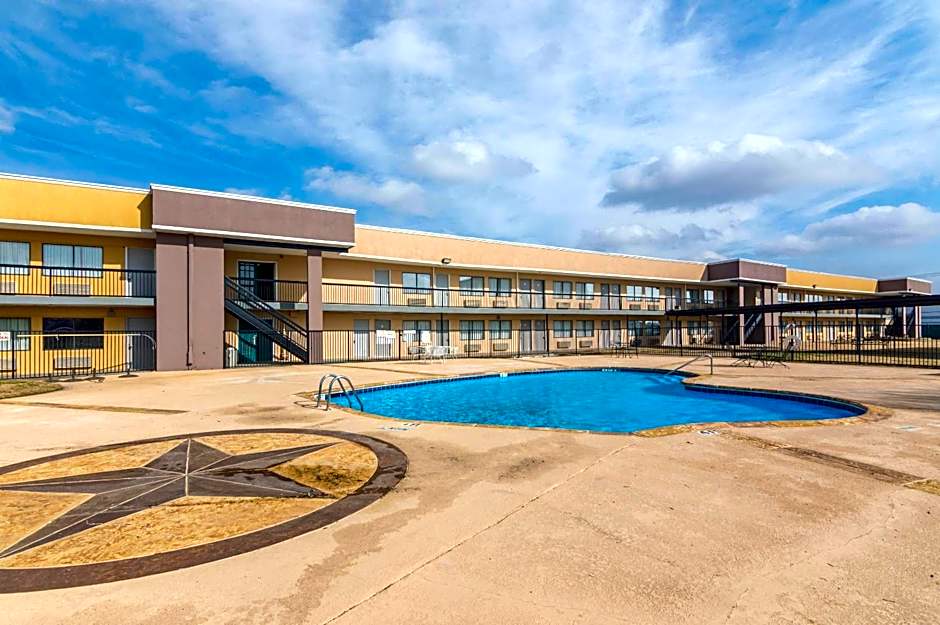 Rodeway Inn Arlington Entertainment District Area