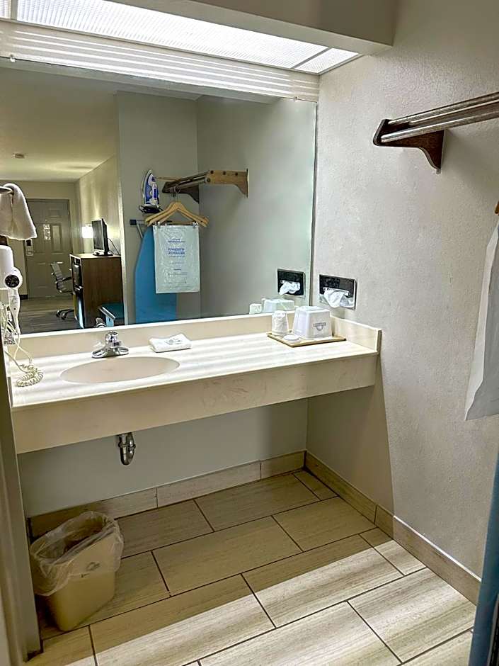 Days Inn & Suites by Wyndham Opelousas