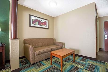 1 King Bed Suite - Non-Smoking