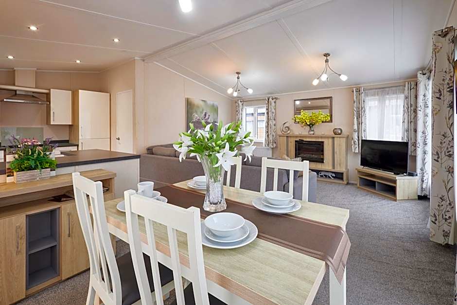 Primrose Lodge with Hot Tub