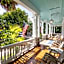 Deluxe Queen at the Curry Mansion - Parking & Heated Pool!