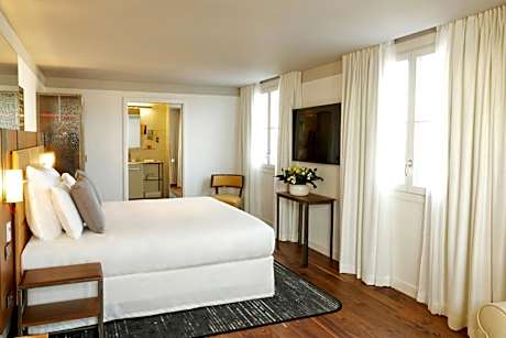 Deluxe Suite with One King Bed and Terrace