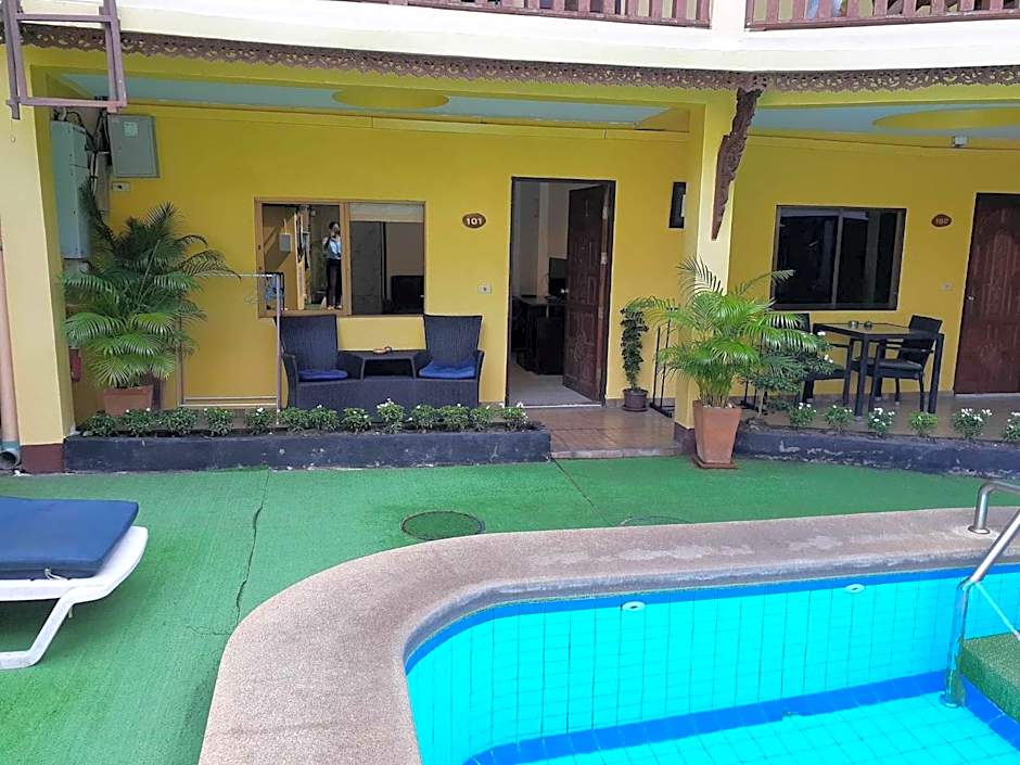 Phratamnak Inn - 100 meter from Beach