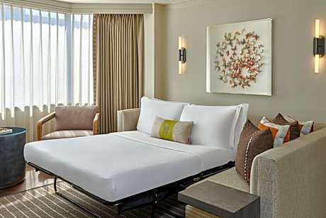 One-Bedroom Presidential King Suite with Skyline View