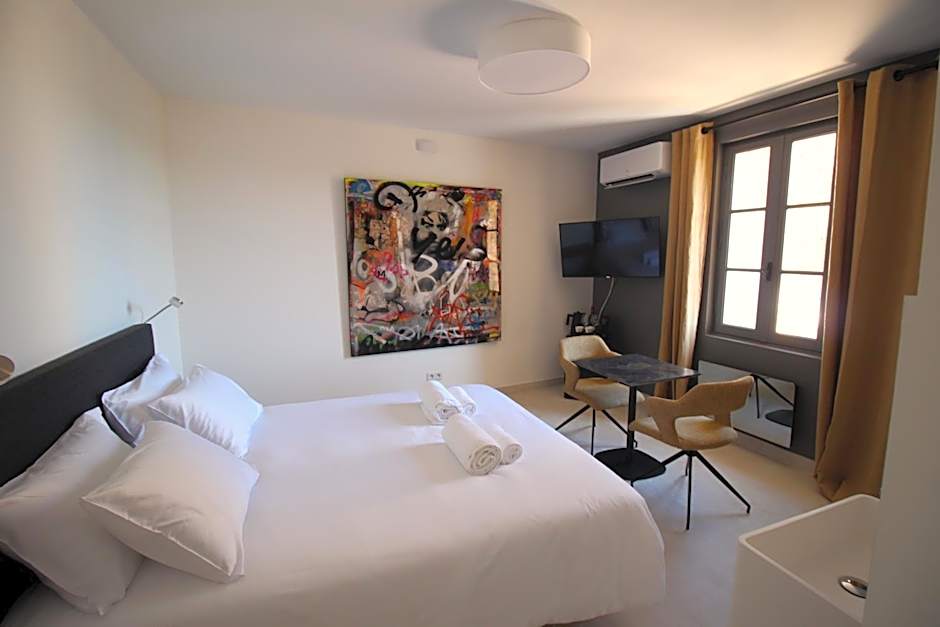 La Maison des Vendangeurs - TABLE D'HÔTES le soir du jeudi au dimanche- Jacuzzi - Balnéo SPA - ACCES PISCINE pour toutes les chambres sauf STUDIO COQUET- Piscine de mai à mi-octobre