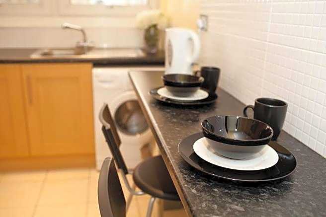 Victoria Centre Apartments in the Victoria Centre Shopping Centre - Nottingham City Centre - 24 hour access - Most Central Location, Kitchen and minutes to Xmas Market Opposite Hilton by Restaurants & Shops - Outdoor Parking Cars or Vans five pounds a day