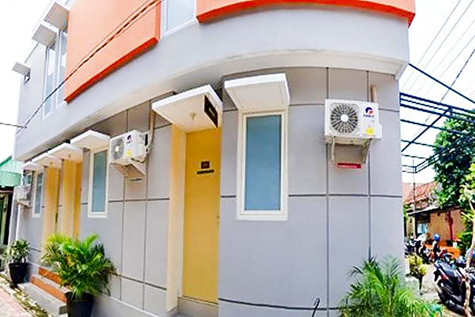 Muzdalifa Syariah near Alun Alun Gresik Mitra RedDoorz