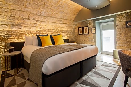 1 King Bed Suite Underground Vaulted