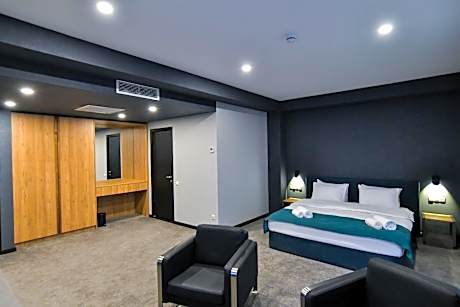 Superior King Suite