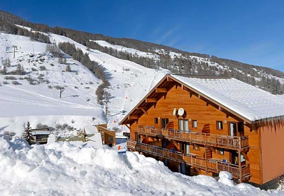 Appartement Vars sur les pistes de ski avec piscine