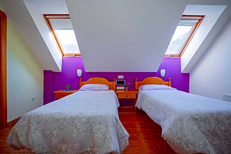 Standard Twin Room with Mountain View