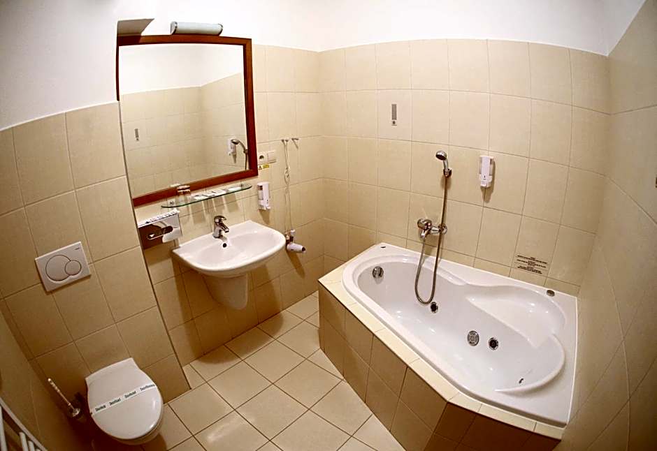 Penzión Wellness & Restaurant Zoborská, free parking