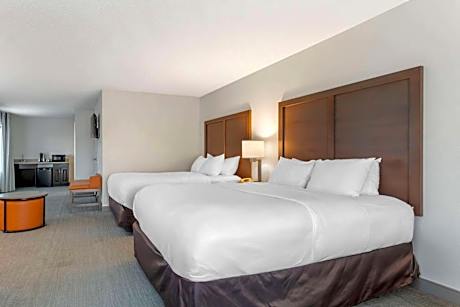 Queen Suite with Two Queen Beds and Sofa Bed - Non Smoking