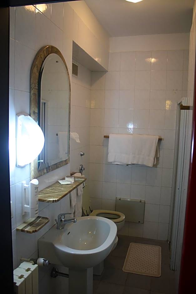 Zdjęcie 1 z 5 — Small Double Room