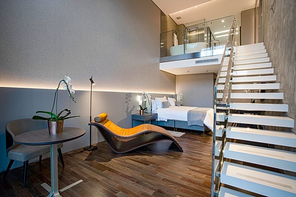 Suryaa Hotel Pinhais, Curio Collection by Hilton