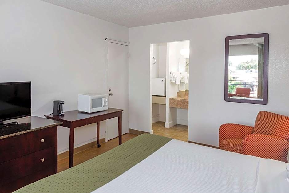 Days Inn by Wyndham St. Petersburg / Tampa Bay Area