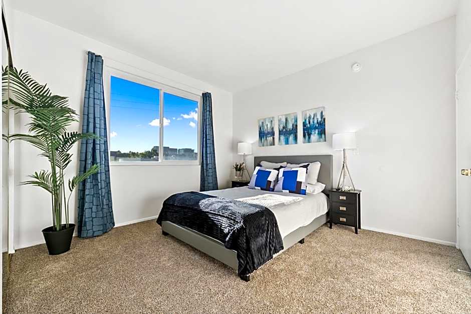 Beverly Hills Penthouse 2 BR Apt with Parking 407