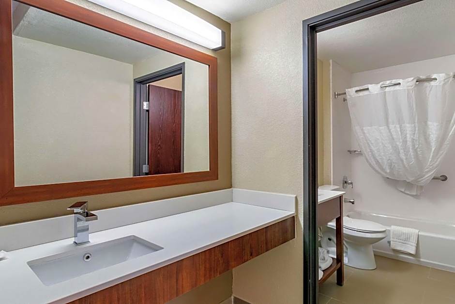 Comfort Inn & Suites South Hill I-85