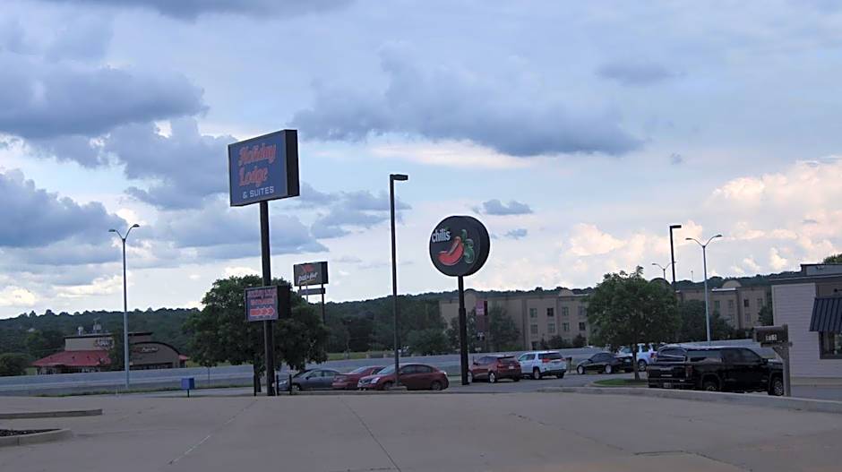 Holiday Lodge & Suites