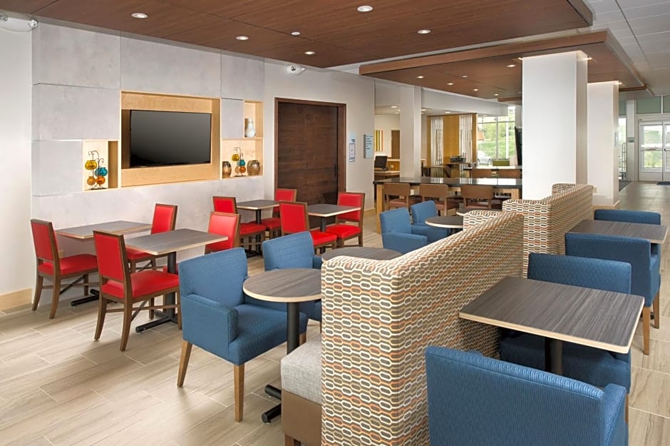 Holiday Inn Express & Suites Altoona By IHG