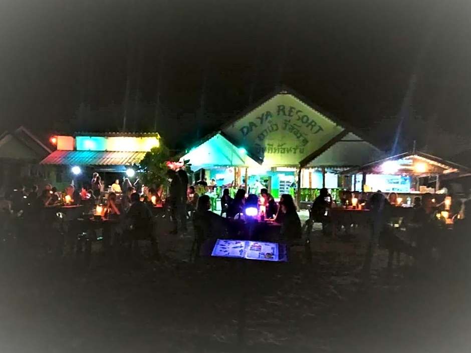 DAYA Beach, Lipe local