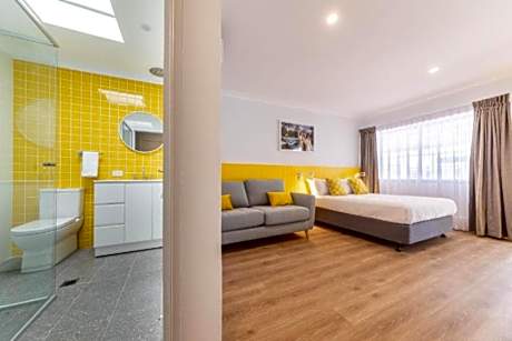 Queen Cabana (1 queen and 1 sofa bed - extra costs apply for the use of the sofa bed)