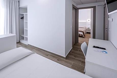 FAMILY ROOM (3 ADULTS 2 CHILDREN)