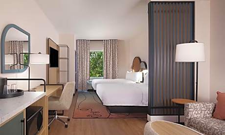 2 Queen Beds With Balcony