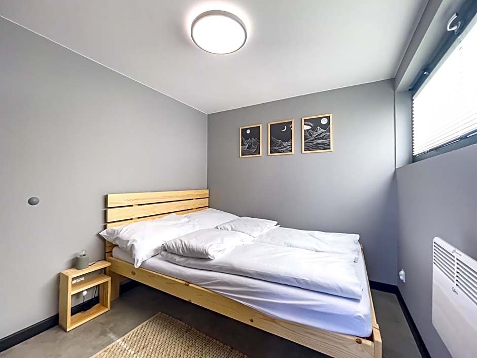 Stodoły Modyń - Domki w Beskidzie Wyspowym - staw kąpielowy, balia, sauna, grota solna - widok na góry