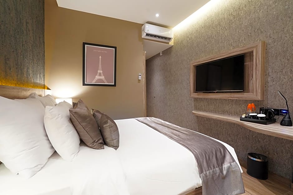 DE PARIS HOTEL