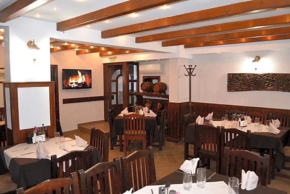 Family Hotel and Restaurant Varosha 2003
