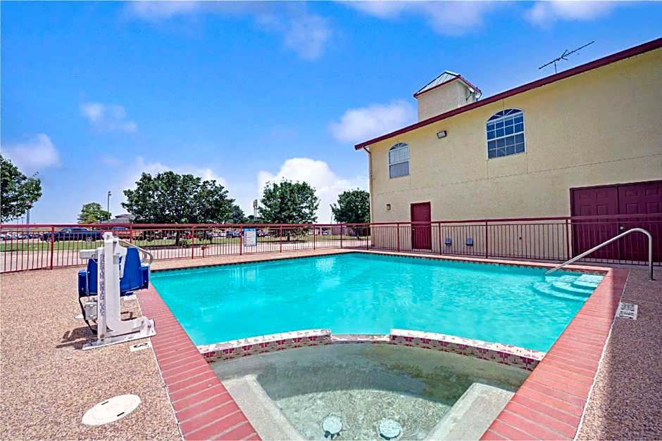Super 8 by Wyndham Dallas South