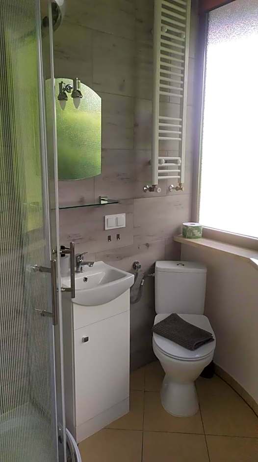 Pokoje Gościnne z łazienkami przy Wrocławiu, darmowy parking