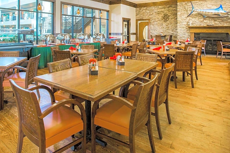 Ramada by Wyndham Des Moines Tropics Resort & Conference Ctr