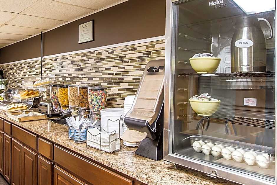 Econo Lodge Inn & Suites Bloomington