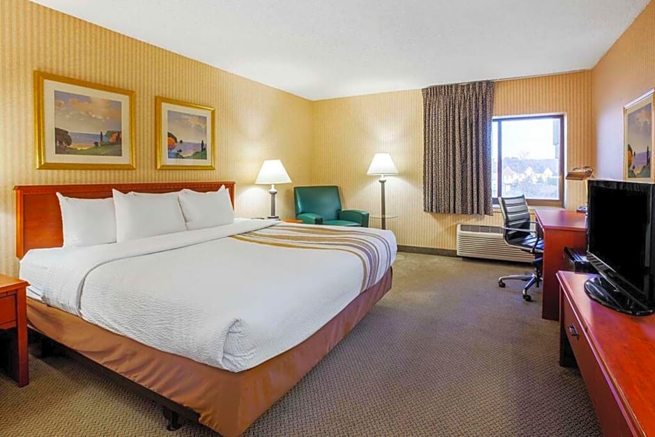 La Quinta Inn & Suites by Wyndham Detroit Southgate