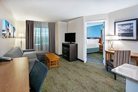 Queen Suite with Roll-In Shower - Disability Access