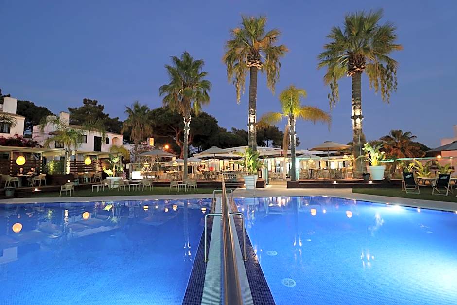 Apartamentos Honorio - Pool and Garden