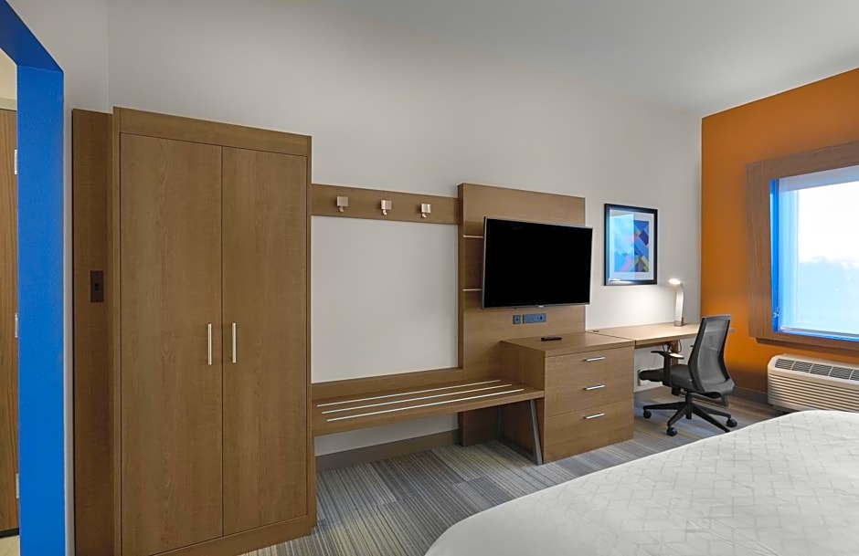 Holiday Inn Express & Suites - Fayetteville South