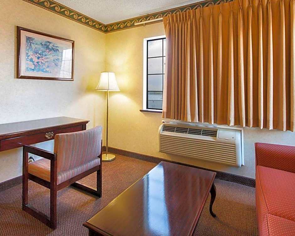 Econo Lodge Inn & Suites El Paso
