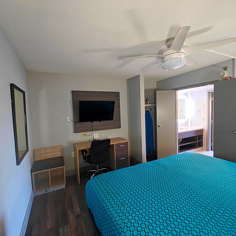 Mountain Vista Inn & Suites - Walking Distance to the Island
