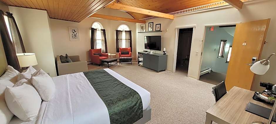 Pictured Rocks Inn and Suites