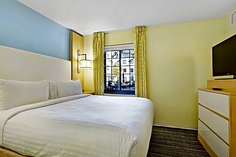 2 King Two Bedroom Suite Communications Accessible