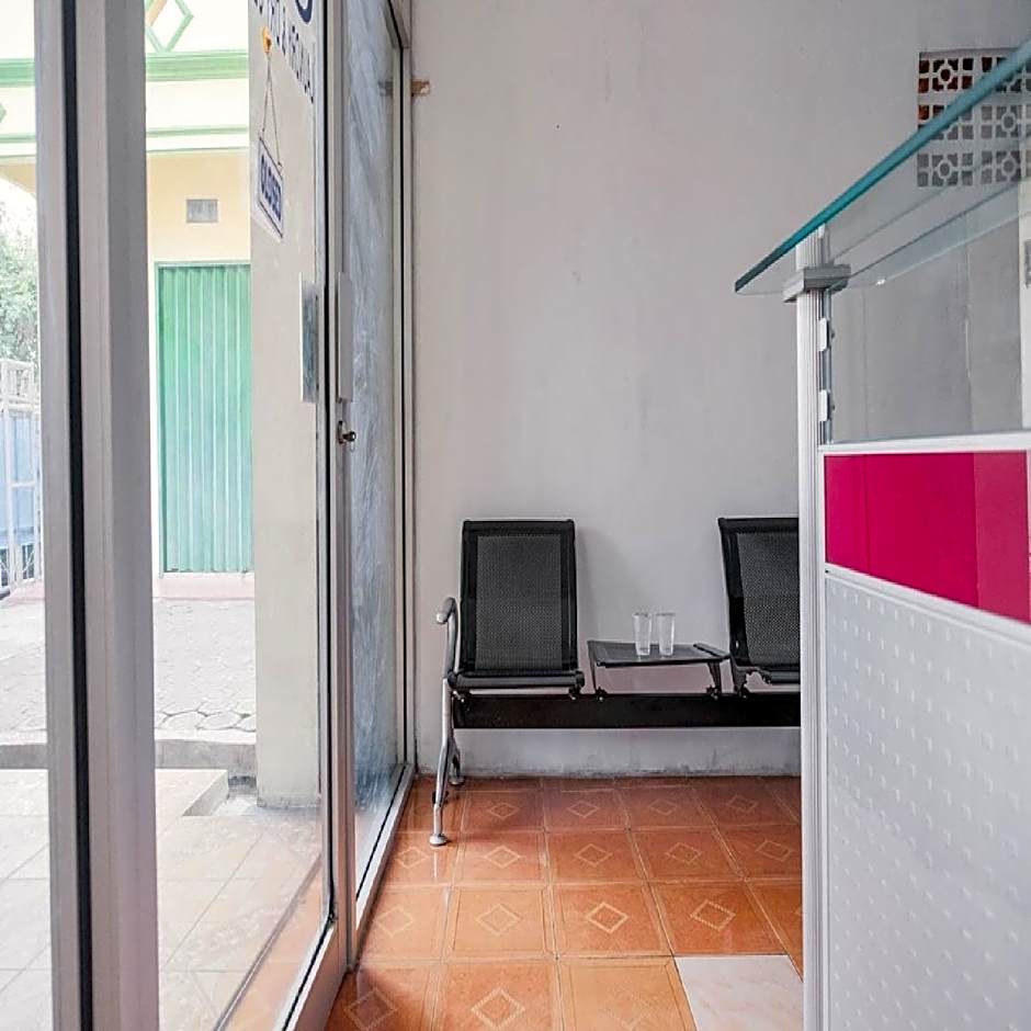 RedDoorz Syariah near Stadion Maulana Yusuf