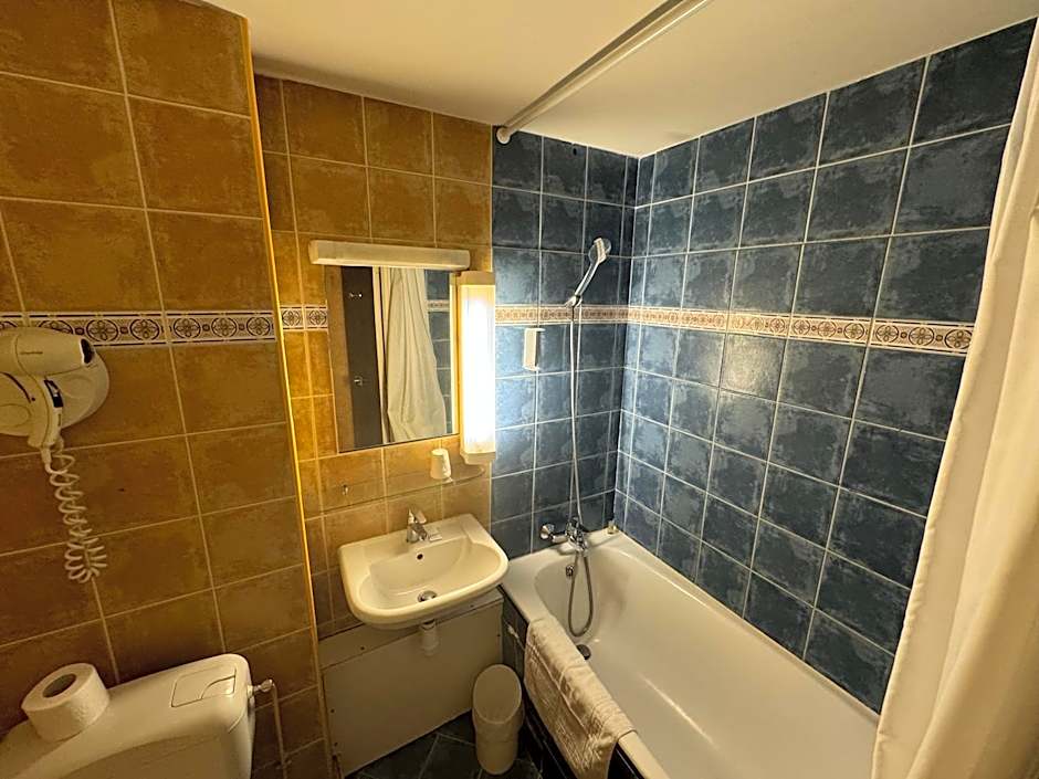Hôtel Bosquet Pau Centre - Self Check In Budget Hotel