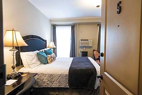 Deluxe Queen Room