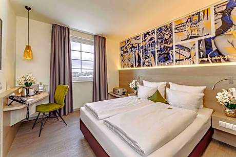 1 Double 1 Single Business Room Air-Conditioned Safe Wi-Fi Coffee And Tea Maker  TV