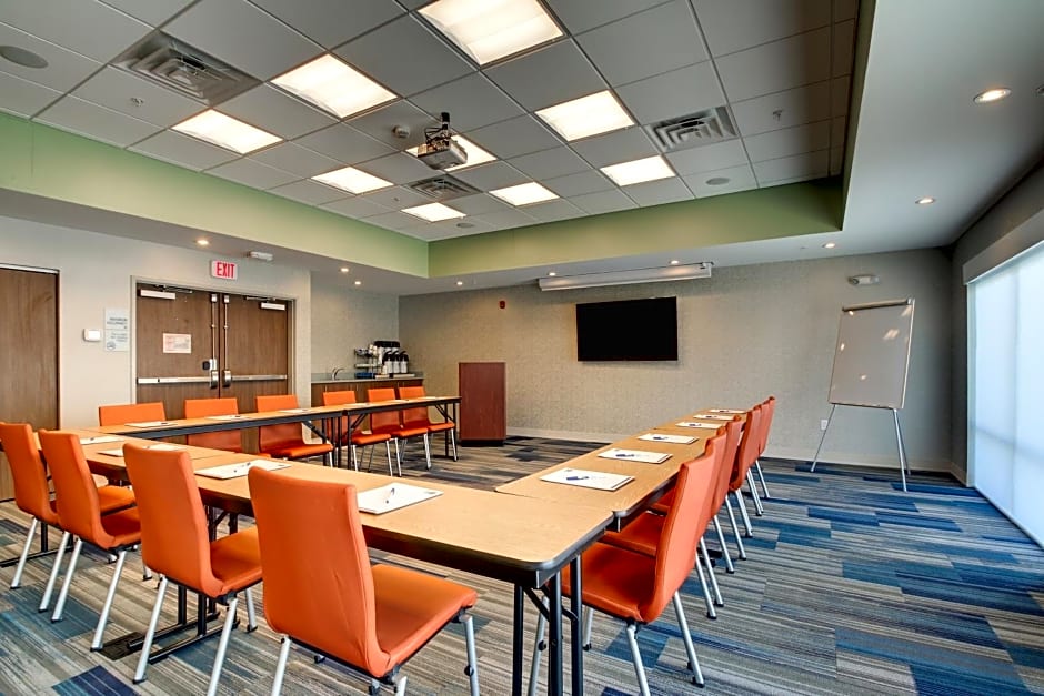 Holiday Inn Express & Suites Galesburg, an IHG Hotel