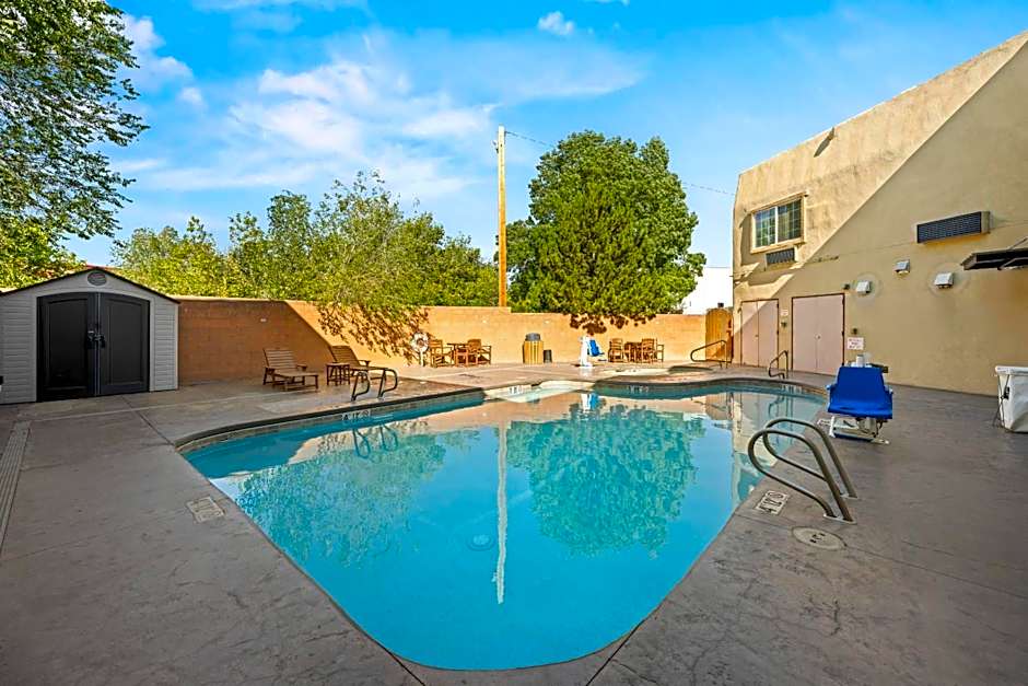 Econo Lodge Inn & Suites Santa Fe South